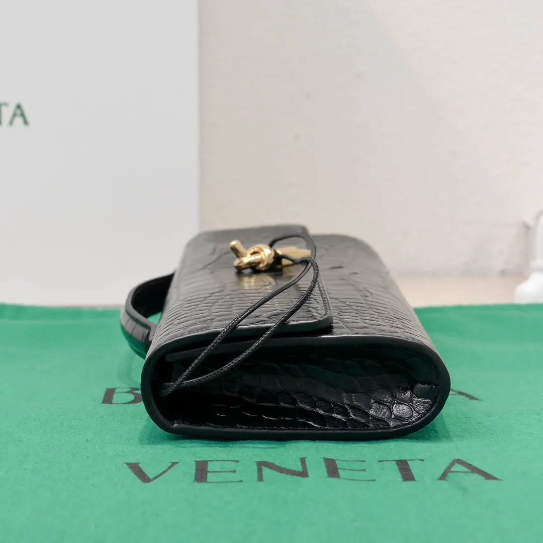 Batch 1420 Bottega Veneta Fall in love with Andiamo at first sight, new design, natural Nile rare leather crocodile pattern complex handbag, a model handbag for women, no need for color cover, no emotional camouflage, immersive depth and excitement, the classic element KNOT knot is inspired, modernist aesthetics and jewelry field craftsmanship reinterpret the knot element, bringing a clutch full of modern texture and elegant and quiet lady spirit. Style number: 1511 Size: 31*13*3cm